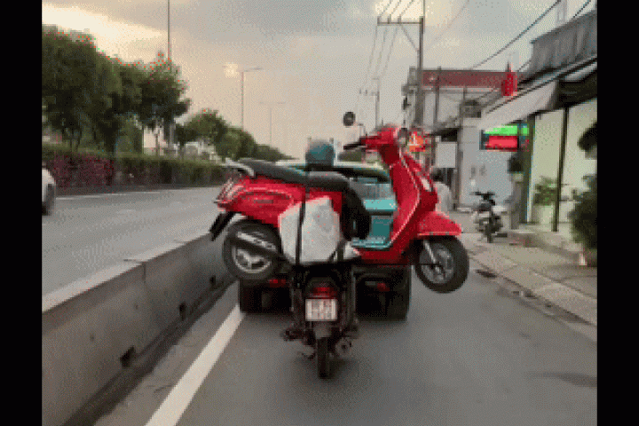 [Clip] Thót tim cảnh xe máy 'cõng' xe máy lạng lách trên đường ở TPHCM