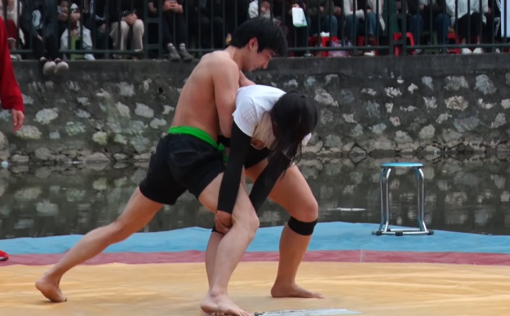 Quốc Khánh không hề nhường, Anh Thơ không buồn vì thua trước đô vật rất khỏe