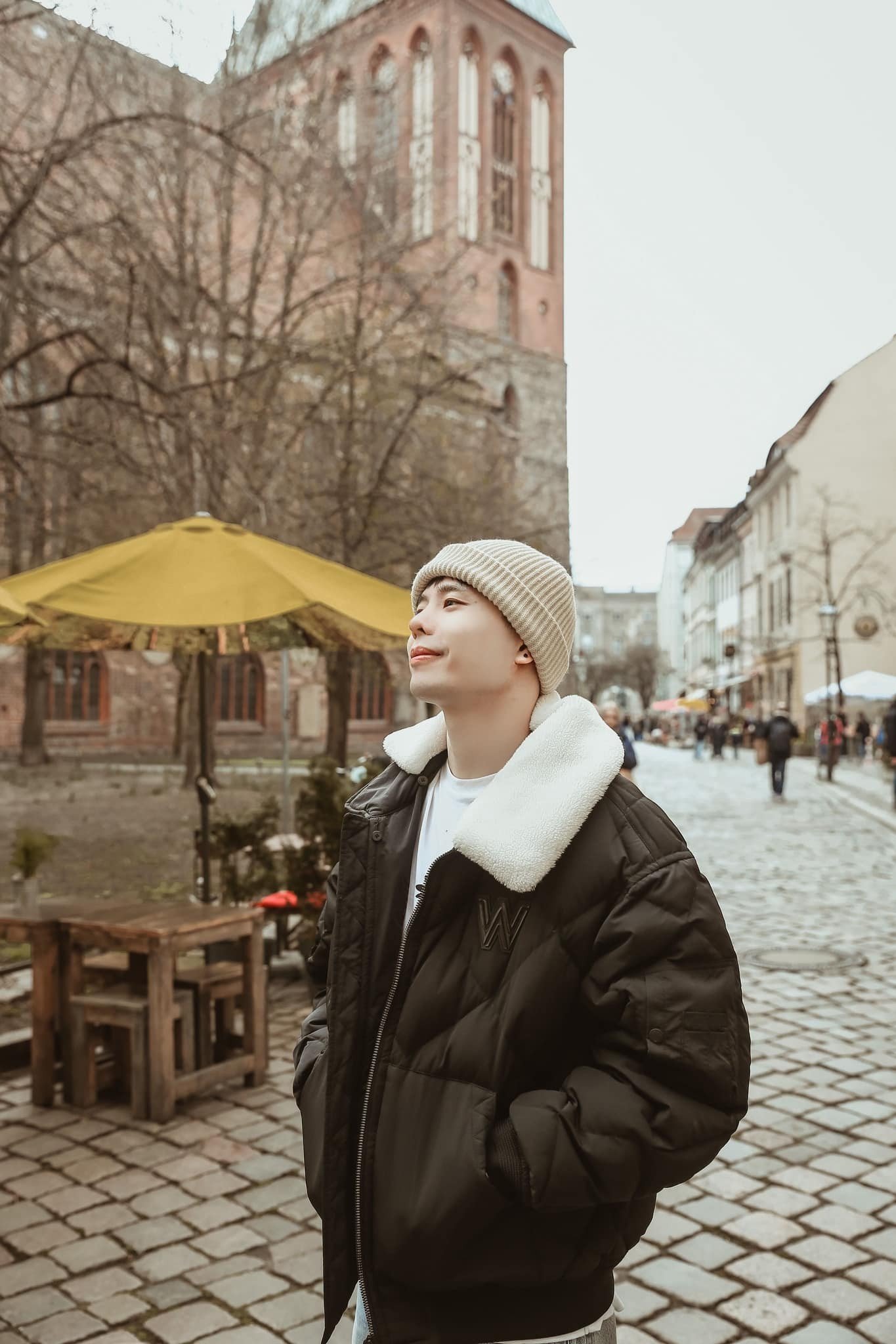 Nam ca sĩ check-in trời Âu.