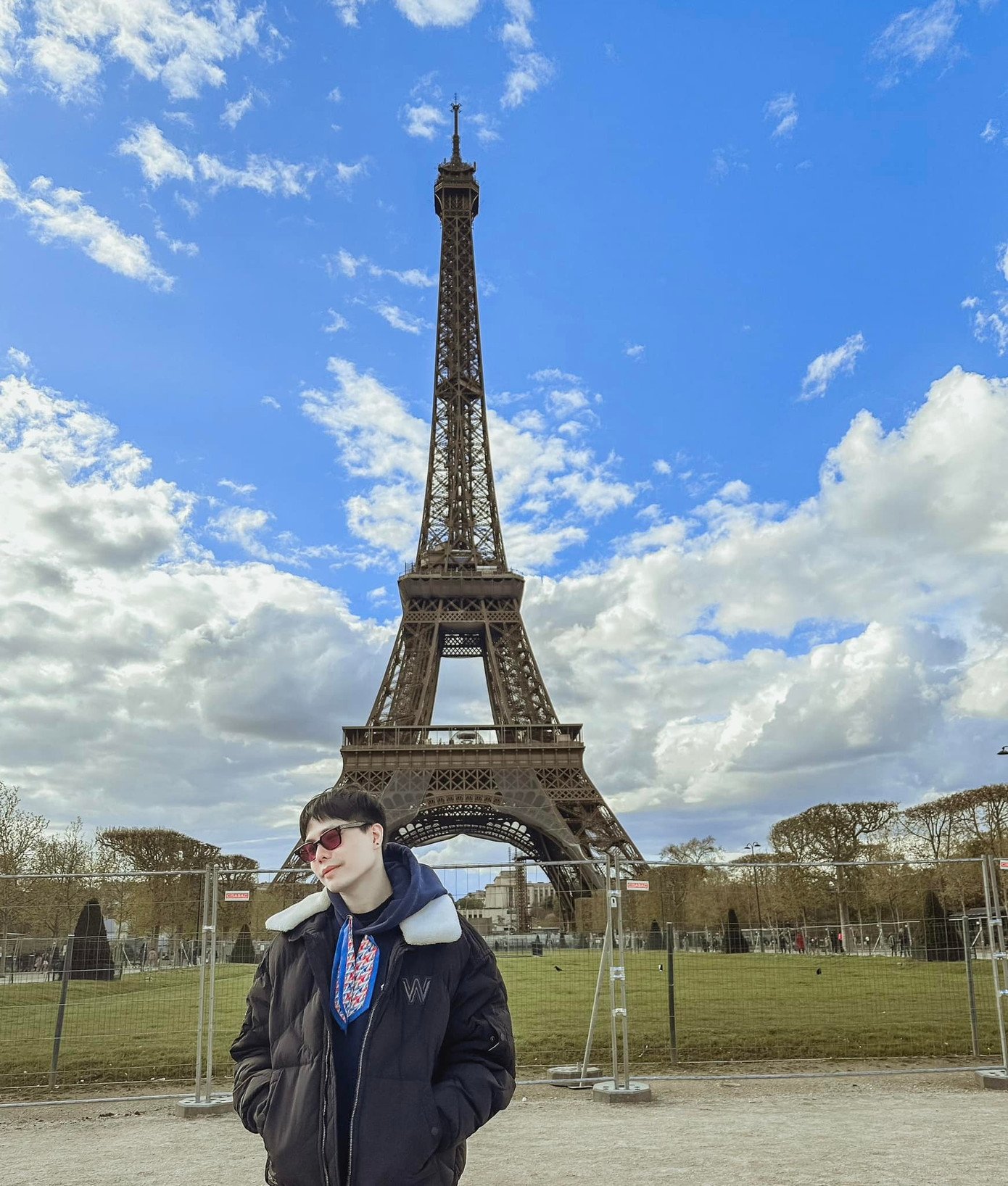 Nam ca sĩ check-in trời Âu.