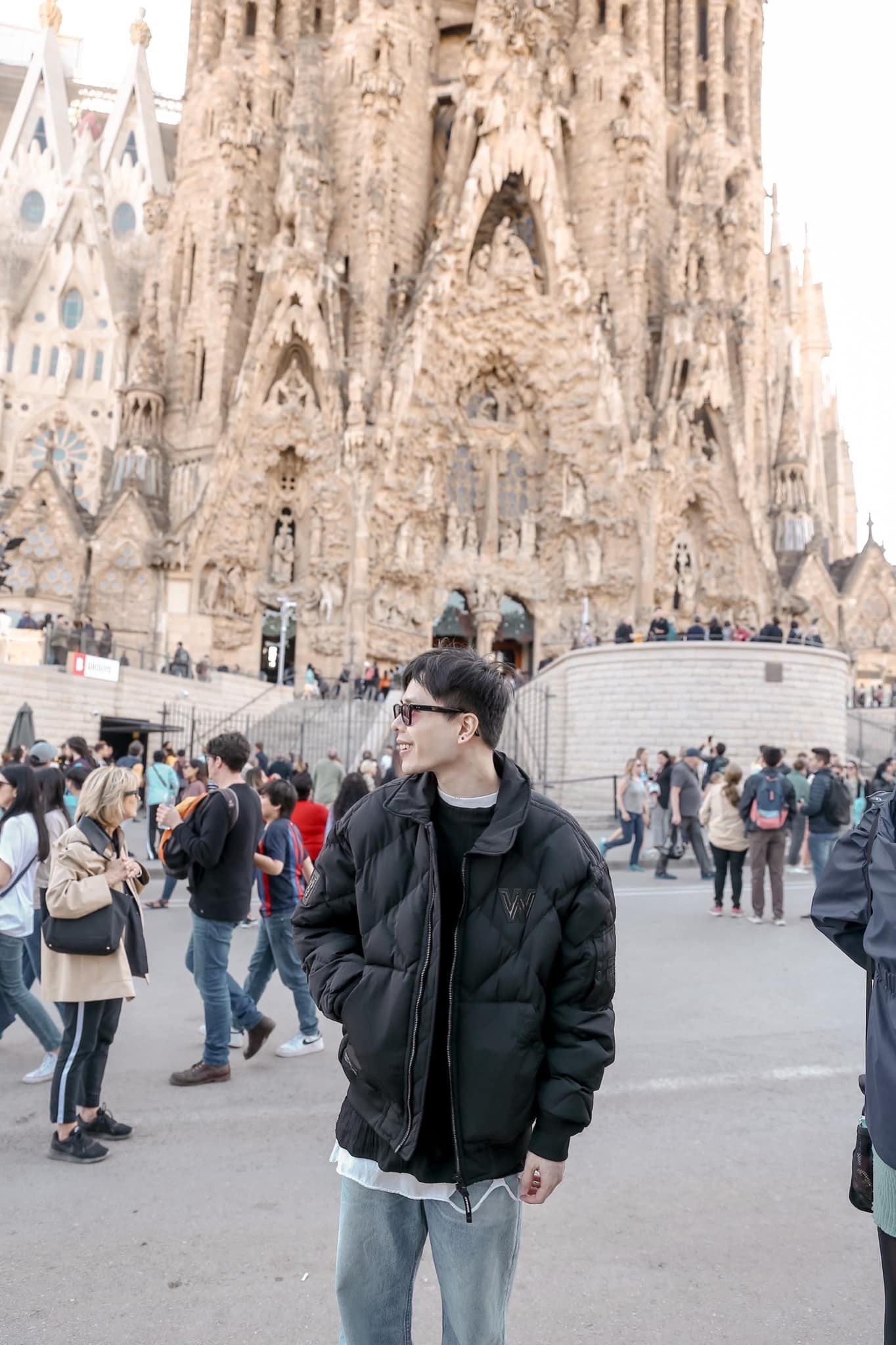 Nam ca sĩ check-in trời Âu.