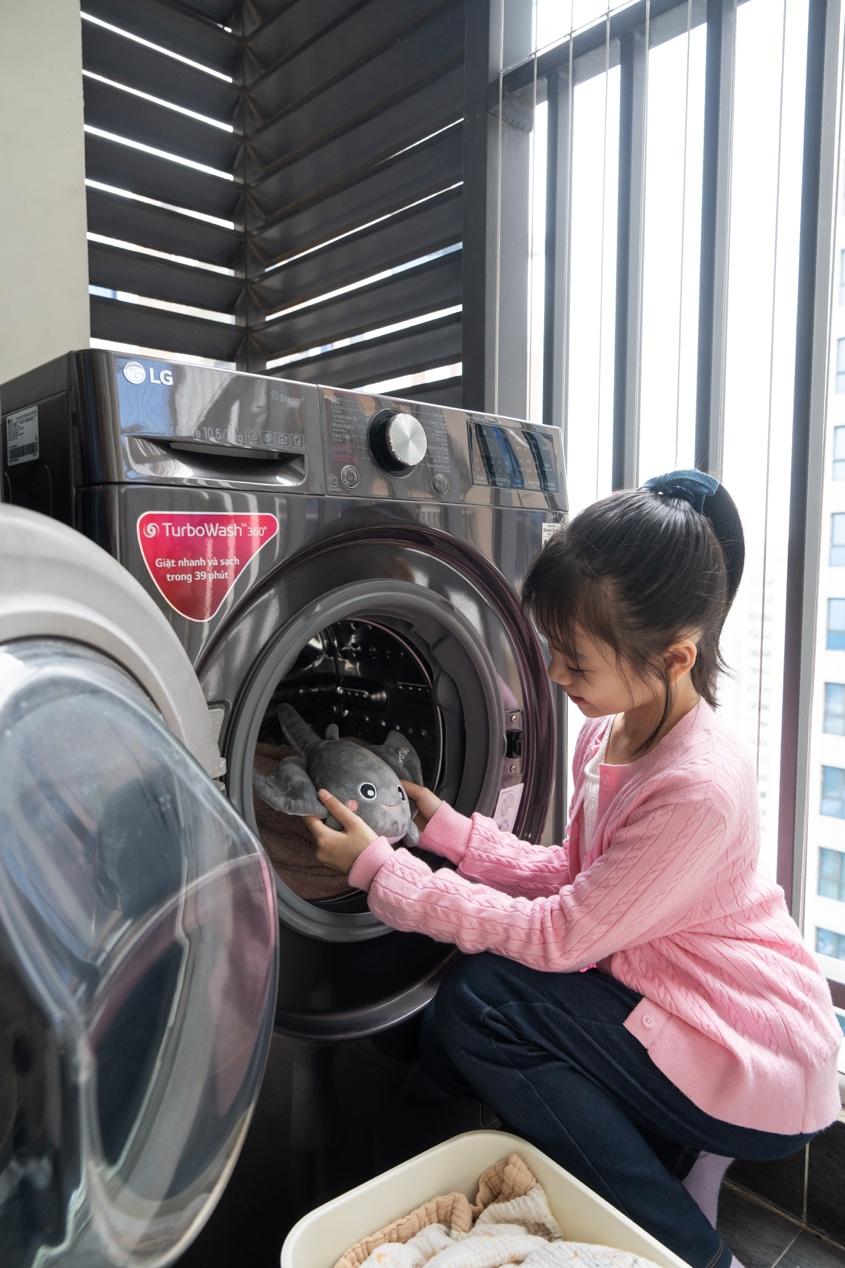 Chiếc máy giặt vẫn hoạt động ổn định sau thời gian dài khiến gia đình anh Thọ cảm thấy yên tâm hơn trong quá trình sử dụng, đặc biệt khi có con nhỏ