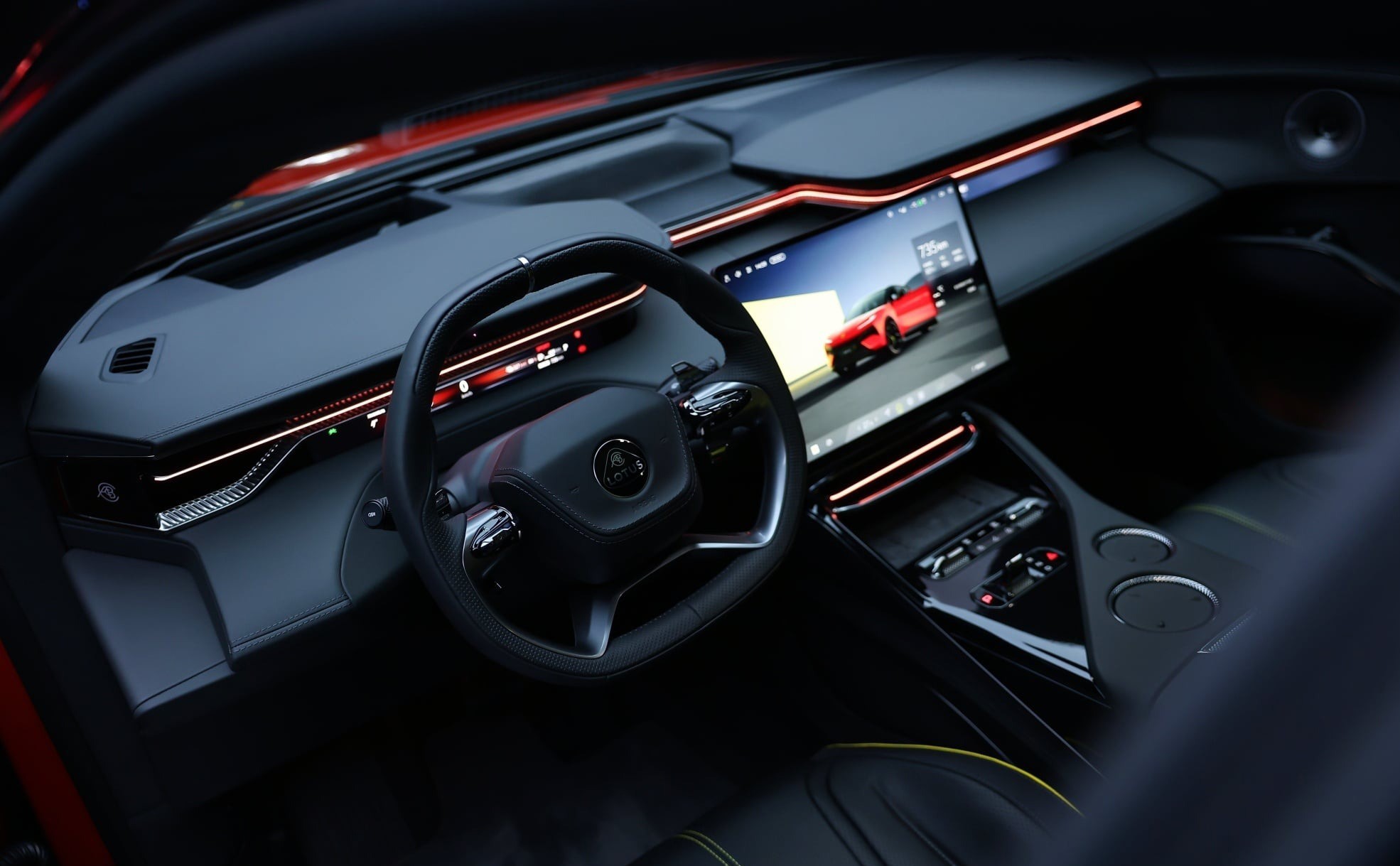 Không gian nội thất tiếp tục duy trì sự sang trọng và tối giản.