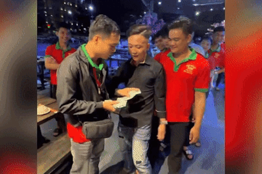 Trúng số, nam nhân viên "chia lộc" cho đồng nghiệp (Ảnh: NVCC).