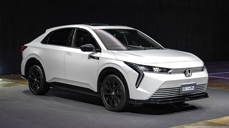 Honda e:N2 được định vị là một mẫu SUV coupe chạy điện với phần mui vuốt thấp về phía sau.