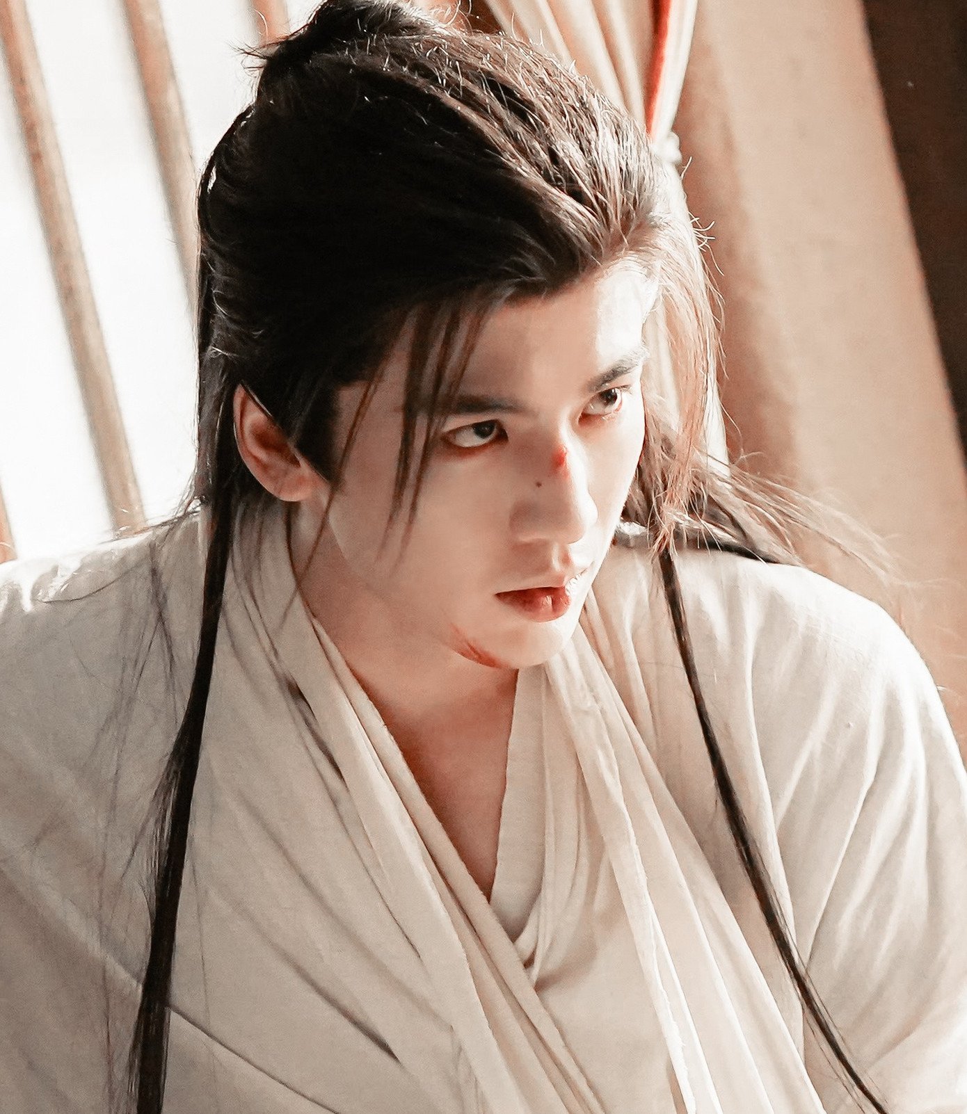 Trương Lăng Hách được khen có tạo hình điển trai nhất trong sự nghiệp. Anh còn thiếu một tác phẩm tiêu biểu để bật lên thành sao hạng A.