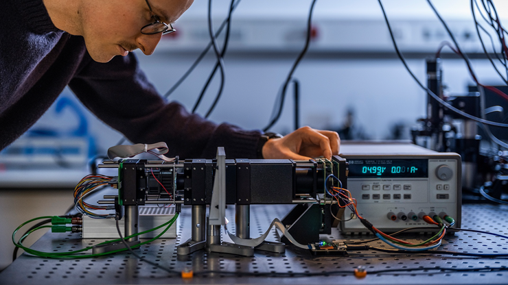 Đột phá giúp máy tính nhanh gấp 1.000 lần nhờ "nam châm vô hình" - 1