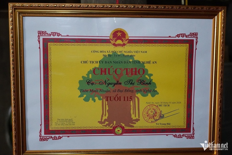 Chủ tịch UBND tỉnh Nghệ An chúc thọ cụ Nguyễn Thị Bình tuổi 115