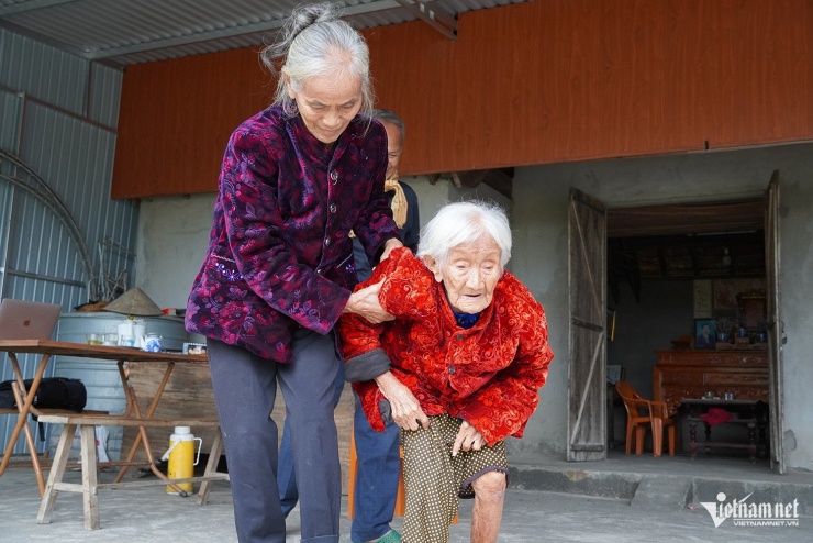 Cụ Bình sống cùng con gái và cháu trai trong căn nhà cấp 4 ở thôn Minh Nhuận