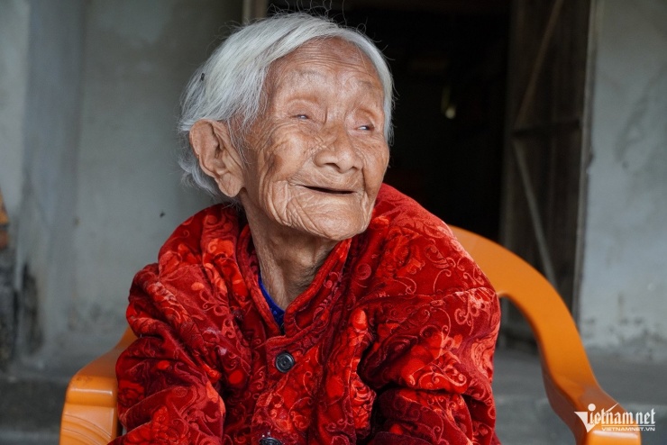 Cụ Bình cười hiền khi có khách ghé thăm nhà