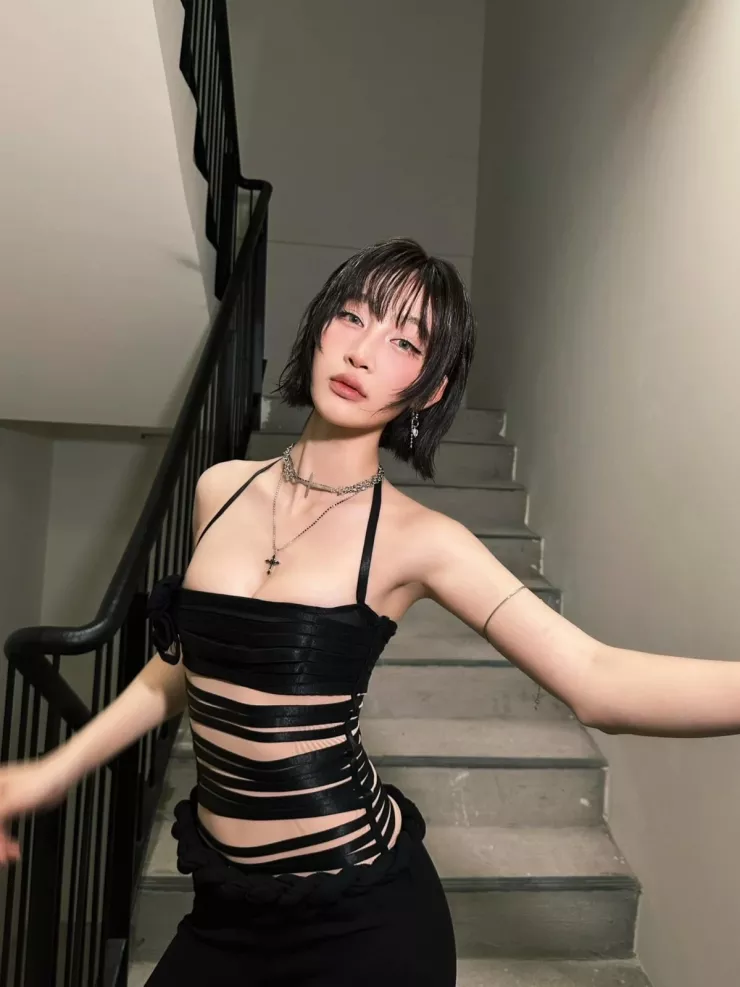 Váy áo xuyên thấu, tôn vòng một được ca sĩ lựa chọn như cách 'đổi gió' khi xuất hiện trên các sân khấu sôi động.