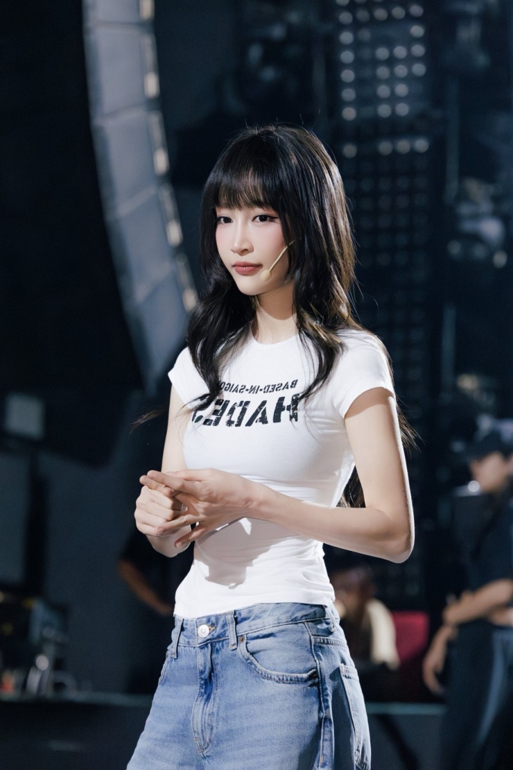 'Em xinh' Juky San xây dựng hình ảnh năng động với quần jean và áo thun, nhưng vẫn ưu tiên các thiết kế ôm sát để tôn vòng eo.