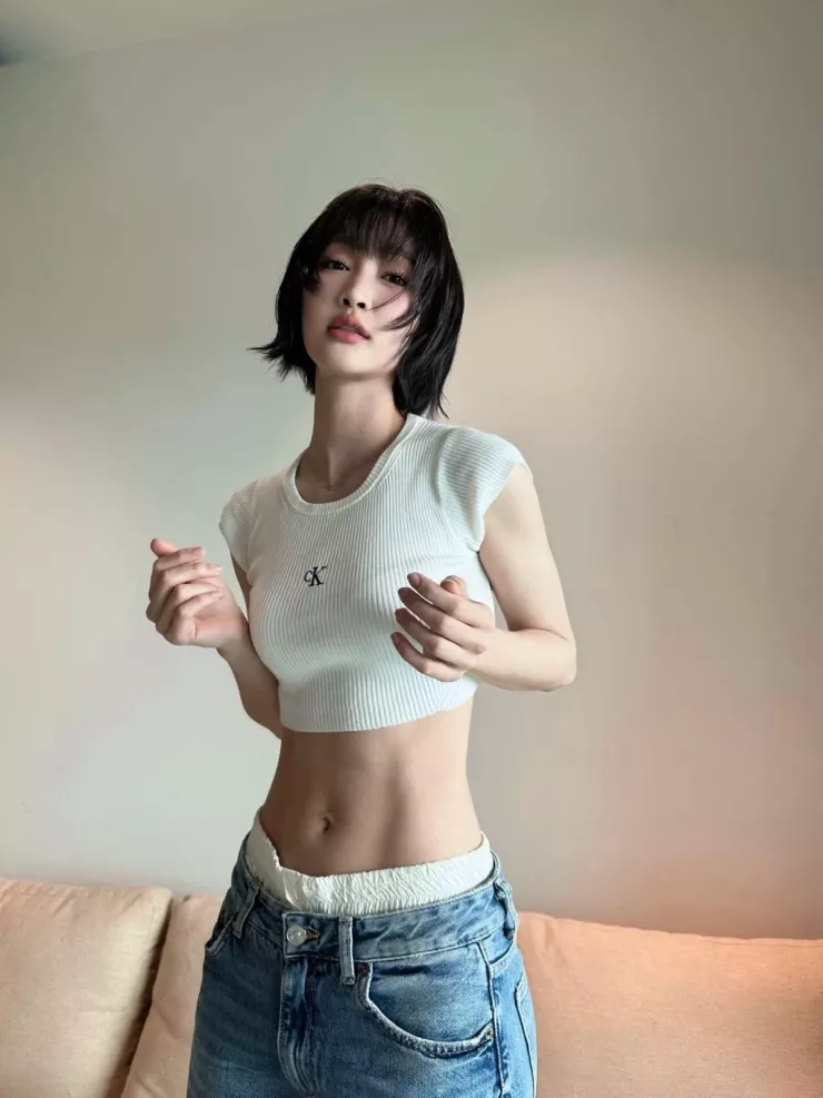 Juky San chăm mặc crop top khoe eo 57 cm - 10