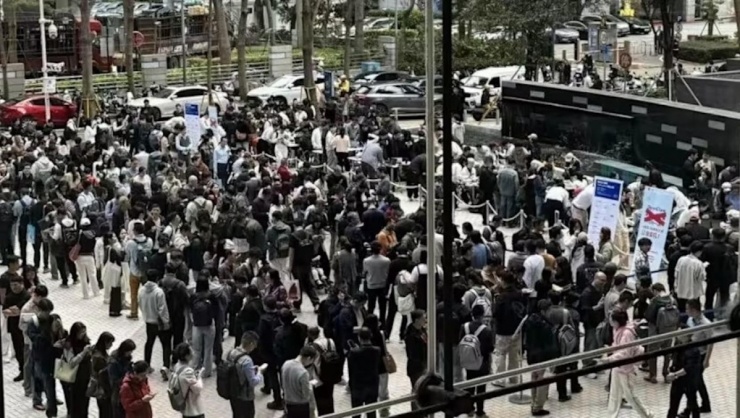 Khoảng 1.000 người xếp hàng bên ngoài trụ sở tập đoàn công nghệ Tencent tại Thâm Quyến vào ngày 6/3/2026, chờ đợi các kỹ sư cài đặt Tác nhân AI mã nguồn mở OpenClaw lên máy tính của mình (Ảnh: Tencent)