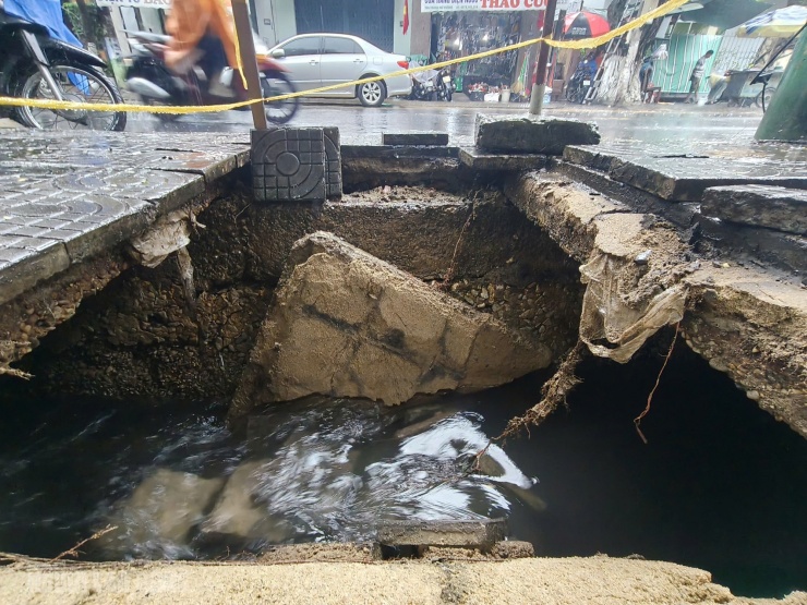 Hiện trường vỉa hè sụp ở đường Trưng Nữ Vương
