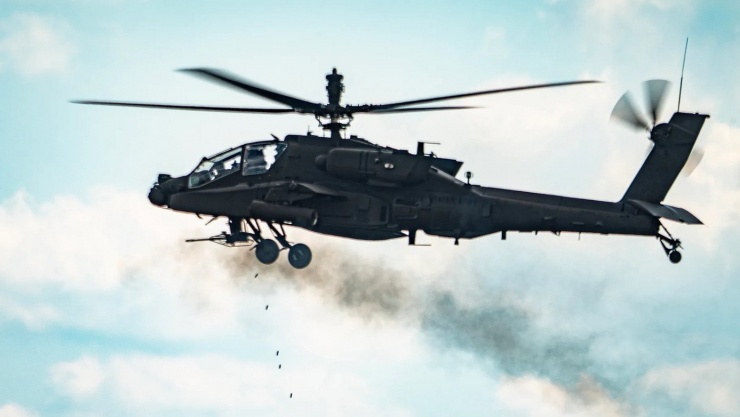 Các phi công lái trực thăng AH-64 cho biết video quay cảnh trực thăng bắn hạ máy bay không người lái cho thấy một vai trò mới - không chiến, dành cho loại trực thăng chiến đấu kỳ cựu này. Ảnh: Task &amp; Purpose.