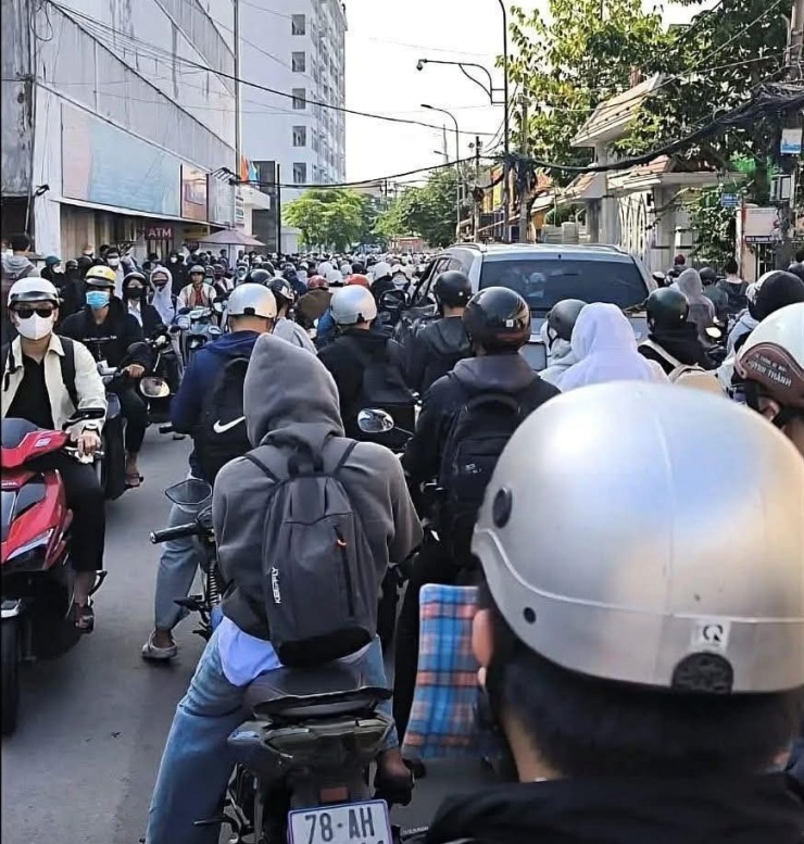 Khung cảnh kẹt xe trước cổng Trường ĐH Công nghiệp TPHCM những lúc chuyển ca học.