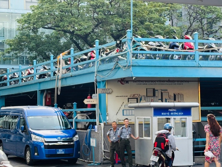 Bãi xe trong trường hoạt động hết công suất