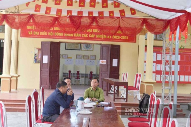 Tại đơn vị bầu cử số 2, hòm phiếu số 10 thuộc thôn Thạch (xã Tây Phương, Hà Nội) vào mỗi buổi sáng sớm, cán bộ thuộc tổ bầu cử có mặt tại nhà văn hóa thôn để chuẩn bị các phần việc sẵn sàng cho ngày hội lớn của toàn dân.&nbsp;Ảnh: Gia Khiêm