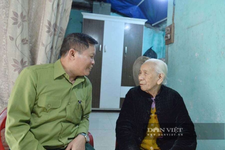 Ông Phùng Khắc Đệ, Bí thư Chi bộ, Tổ trưởng tổ bầu cử thôn Thạch, xã Tây Phương thăm hỏi, động viên cụ Chín.&nbsp;Ảnh: Gia Khiêm