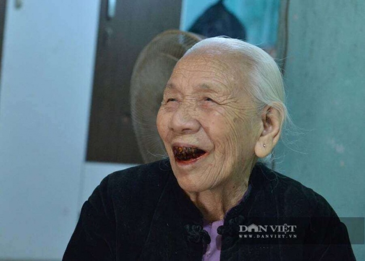 Cụ Chín háo hức chờ đợi ngày bầu cử.&nbsp;Ảnh: Gia Khiêm