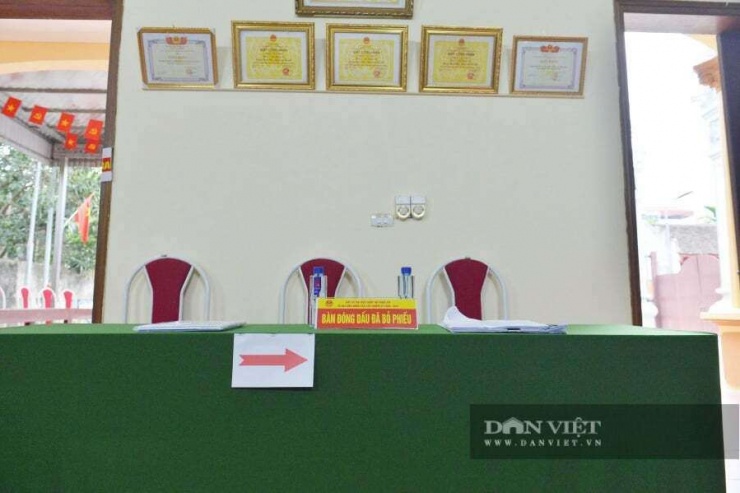 Công tác chuẩn bị bầu cử tại nhà văn hóa thôn Thạch, hòm phiếu phụ cũng đã được chuẩn bị để mang đến tận nhà đối với những cử tri không thể đi lại được. Ảnh: Gia Khiêm