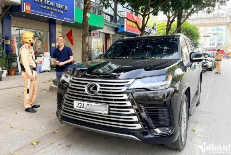 Tài xế chây ì đỗ nơi có biển cấm ở Hà Nội, CSGT xử lý cả Lexus LX600 và xe lu