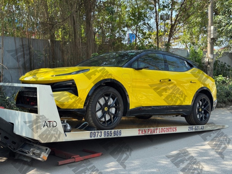 Chiếc Lotus Eletre màu vàng vừa xuất hiện tại Việt Nam. Ảnh: Hoàng Dũng