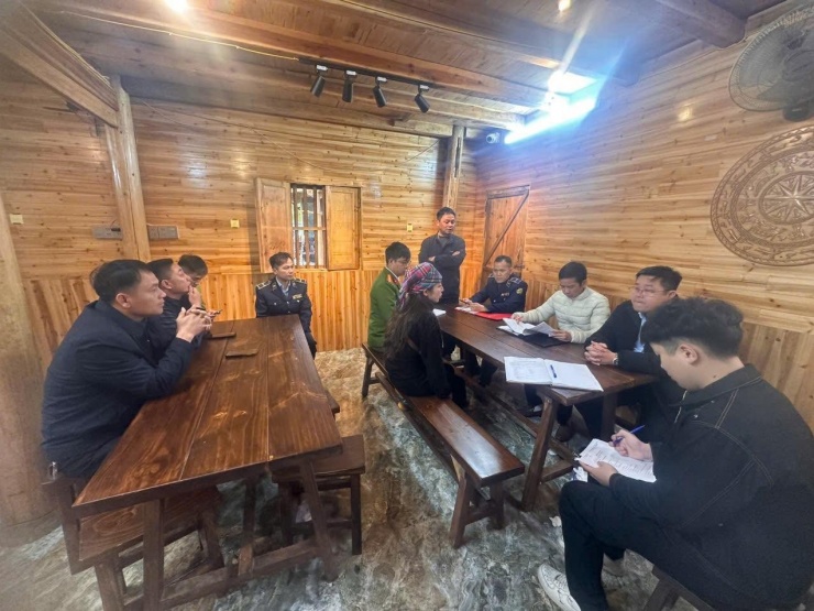 Tổ công tác làm việc với chủ cơ sở Homestay - Nhà hàng A Mẩy.