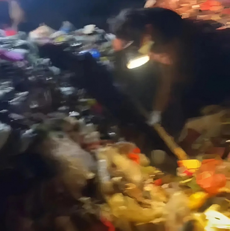 Cả gia đình cùng nhau lục tung đống rác khổng lồ để tìm vàng. Ảnh: Sohu