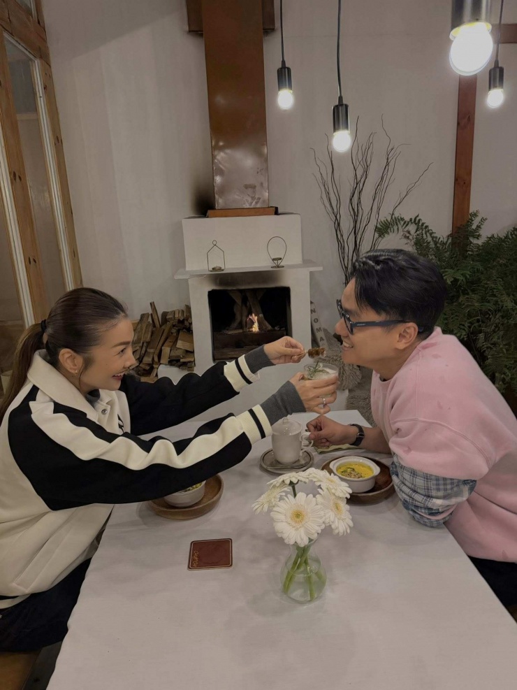 Trong nhiều năm hoạt động nghệ thuật, Thanh Hằng luôn được biết đến là một trong những biểu tượng sắc vóc của làng giải trí Việt. Không chỉ sở hữu chiều cao nổi bật và thần thái cuốn hút, cô còn duy trì phong độ ổn định dù đã gắn bó với nghề trong thời gian dài. Bên cạnh sự nghiệp thành công trong làng thời trang, Thanh Hằng hiện cũng đang tận hưởng cuộc sống hôn nhân êm ấm bên chồng - nhạc trưởng Trần Nhật Minh.