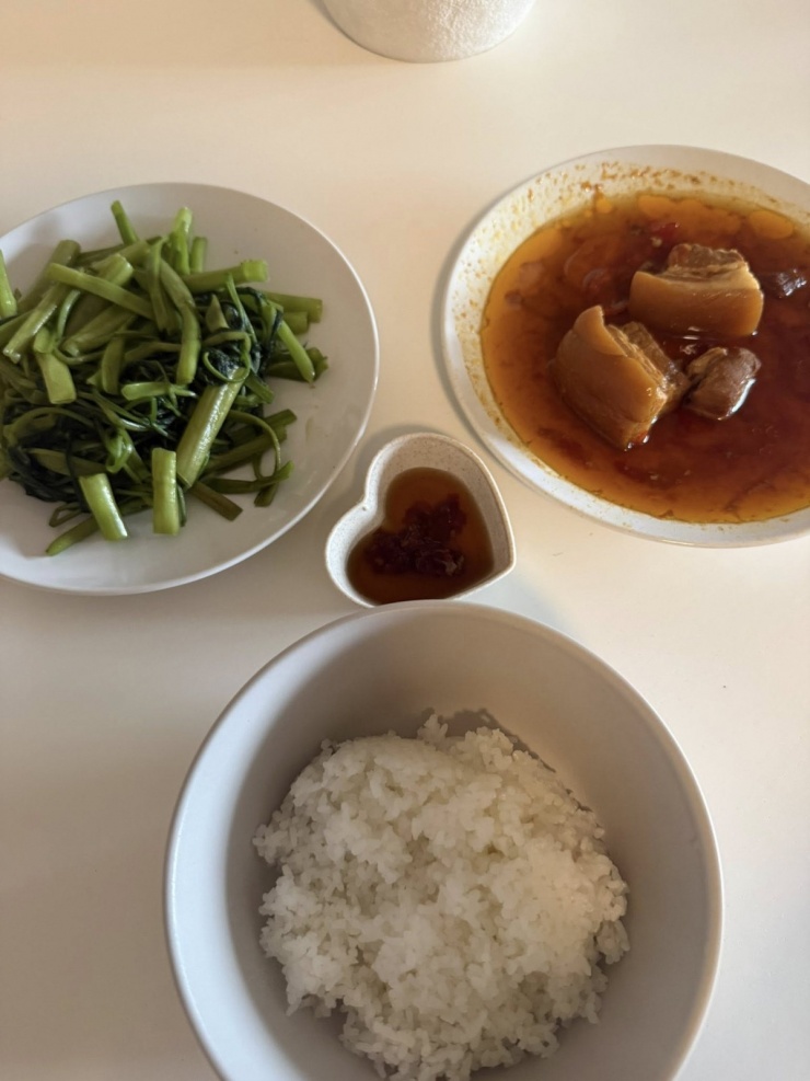 Ý Nhi tự nấu cơm để tiết kiệm tiền khi du học Australia - 1