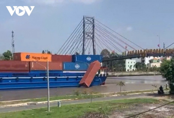 Hiện trường chiếc "tàu khủng" gây ra sự cố ngay cầu Chợ Gạo