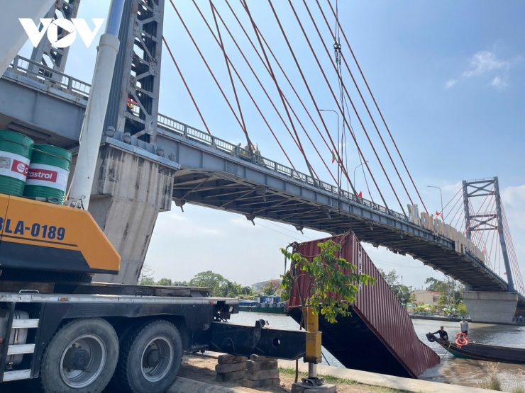 Thùng container từ trên tàu rơi xuống kênh đã được trục vớt lên bờ