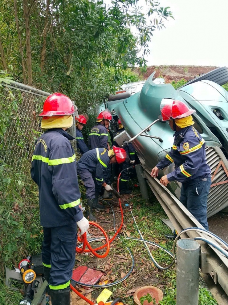 Giải cứu khẩn tài xế mắc kẹt trên cao tốc - 1