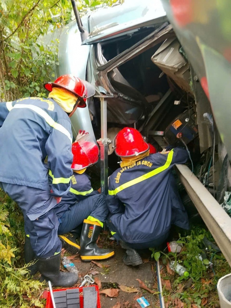 Cảnh sát giải cứu tài xế mắc kẹt trong cabin sau tai nạn trên cao tốc Đà Nẵng - Quảng Ngãi.
