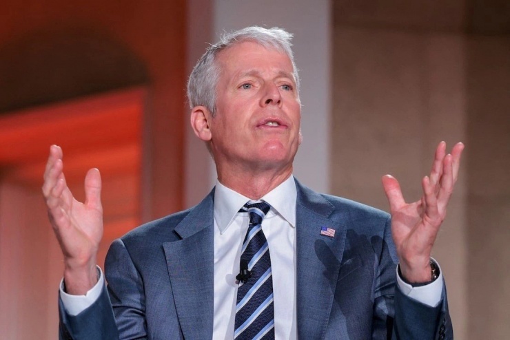 Chris Wright phủ nhận giá dầu có thể bị đẩy lên 200 USD/thùng.