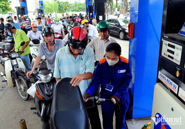 Chỉ trong một thời gian ngắn, nhiều giải pháp đã được "kích hoạt" nhằm ổn định nguồn cung và hạ nhiệt giá mặt hàng xăng dầu. Ảnh: Nam Khánh