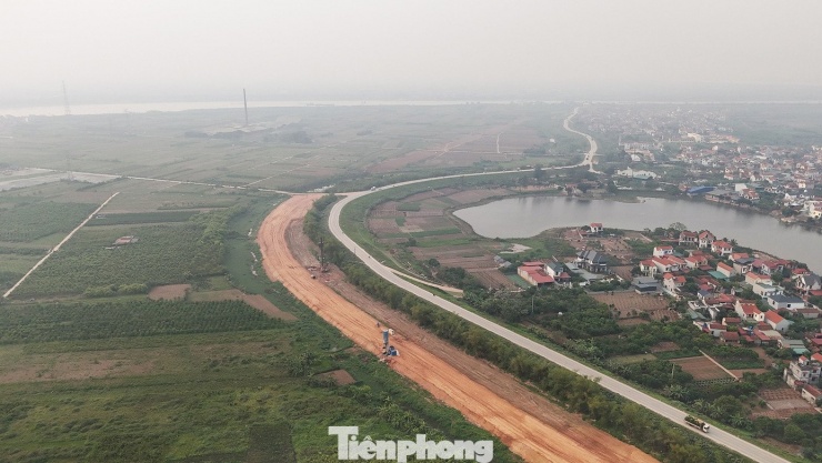 Tổng số hộ dân có đất bị thu hồi tại xã Châu Ninh vào khoảng 2.050 hộ, tương ứng với 3.288 thửa đất. Đến nay, địa phương đã lập và công khai phương án bồi thường, hỗ trợ đối với 216,8ha. Trong diện tích này có khoảng 50,1ha trồng hoa lily và 111,3ha trồng nhãn giống.