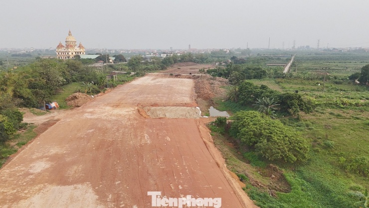 Liên quan đến công tác di dời mồ mả, lực lượng chức năng xã Châu Ninh đã kiểm đếm 2.492 ngôi mộ, trong đó đã di dời 2.409 ngôi, đạt khoảng 96,7%. "Cơ bản mồ mả đã được di dời trước 23 Tháng Chạp", đại diện xã Châu Ninh chia sẻ.