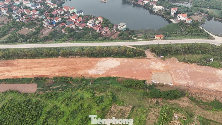 Dự án Khu phức hợp đô thị, du lịch sinh thái và sân golf Khoái Châu được triển khai thông qua hợp tác với Tập đoàn Trump (The Trump Organization), tên thương mại Trump International Hưng Yên. Tổng diện tích quy hoạch dự án hơn 888 ha, thuộc địa bàn 3 xã Châu Ninh, Khoái Châu và Chí Minh. Tổng mức đầu tư khoảng 1,5 tỷ USD.