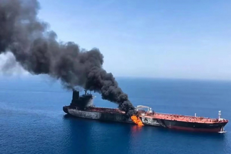 Một tàu hàng bốc cháy ở eo biển Hormuz. Ảnh minh họa: Marine Insigh.
