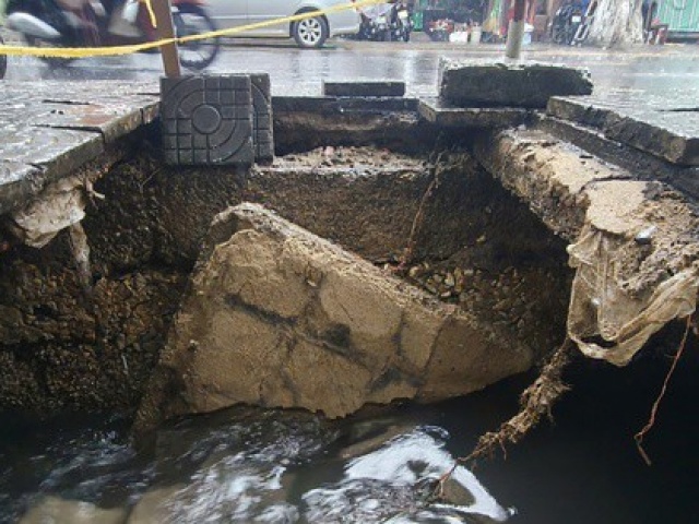 CLIP: Thót tim cảnh vỉa hè bất ngờ “ngoác miệng” khi xe máy vừa rời đi