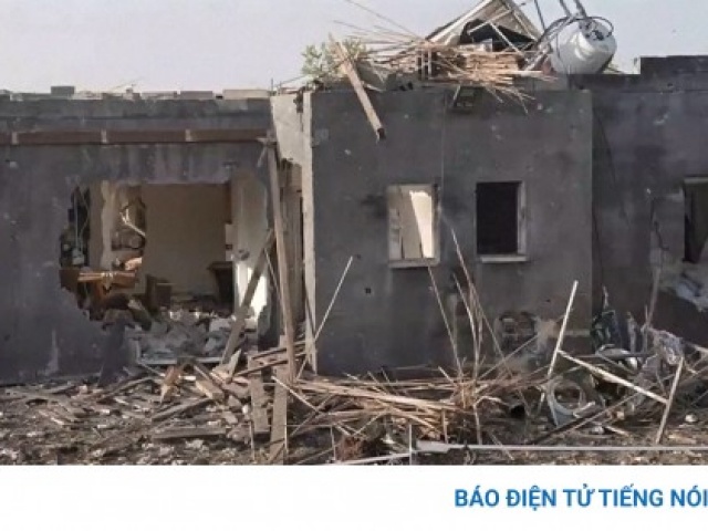 Cảnh hoang tàn tại Israel sau loạt tập kích tên lửa mới nhất của Hezbollah