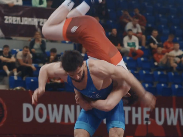 Đô vật Nga tung tuyệt chiêu cực lạ, lật kèo giây cuối khiến đối thủ ngỡ ngàng