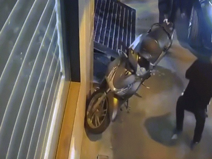 Chọc thủng lốp xe SH dựng bên đường, tài xế xe Range Rover khai gì?