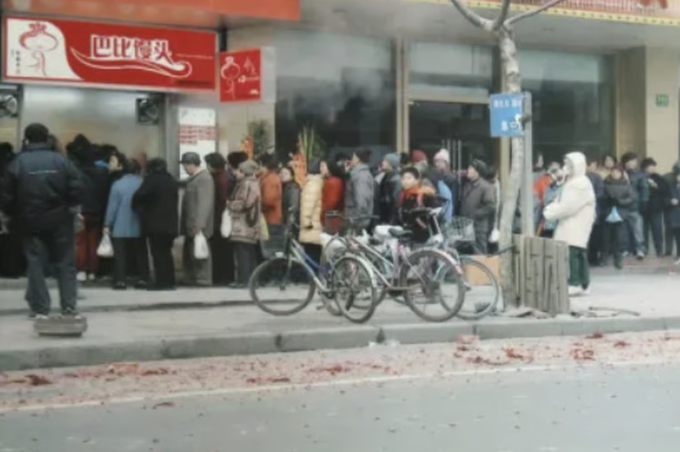 Người dân Trung Quốc xếp hàng mua bánh bao tại một cơ sở của Lưu Hội Bình, năm 2004. Ảnh: QQ