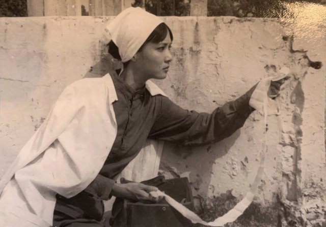 NSND Lê Khanh trong vở "Chết cho điều chưa có" của nhà biên kịch Lưu Quang Vũ được trình diễn vào năm 1985.