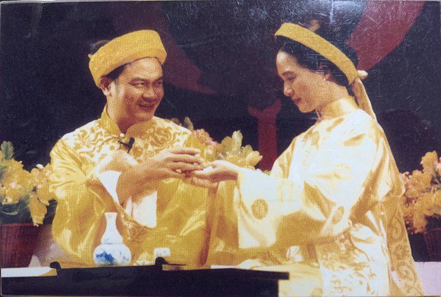 NSND Lê Khanh và cố NSND Anh Tú trong vở "Rừng trúc" của tác giả Nguyễn Đình Thi năm 1997. Trong vở kịch này, NSND Lê Khanh vào vai Lý Chiêu Hoàng.