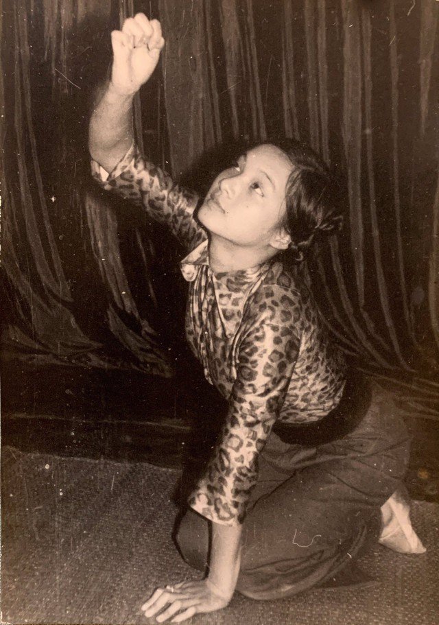 NSND Lê Khanh ở khoảnh khắc tập kịch với động tác hóa thân thành con mèo.